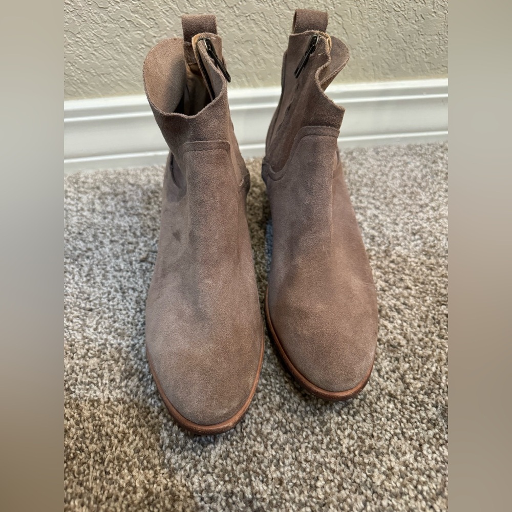 UGG Women's Kingsburg Boot Size 8 Block Heel Western Bootie Tan Suede Boho Comfy